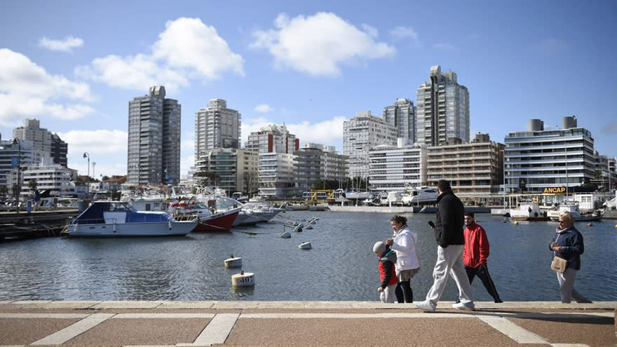 Realizar una compra similar de supermercado en Punta del Este cuesta unos $