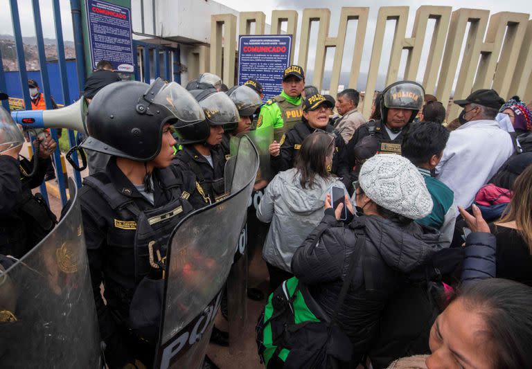 Turistas esperan la reapertura del aeropuerto Alejandro Velasco Astete International Airport, en Cusco, Perú. (Photo by Ivan Flores / AFP)