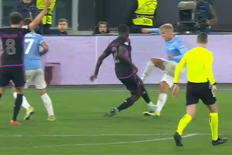 Dayot Upamecano llegó tarde a la marca de Gustav Isaksen y terminó cometiendo penal y se fue expulsado; la jugada que cambió el destino de Lazio - Bayern Munich