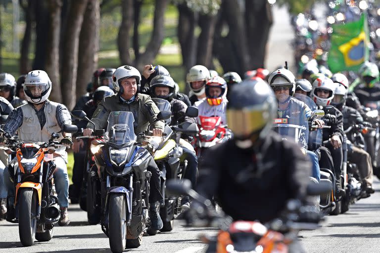 El Presidente de Brasil Jair Bolsonaro encabeza una caravana de motocicletas sin barbijo y sin acogerse a las recomendaciones sanitarias