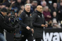 West Ham's manager David Moyes, centre, leaves the field at the end of the English Premier League soccer match between West Ham United and Chelsea at the London stadium in London, Saturday, Dec. 4, 2021. (AP Photo/Alastair Grant)