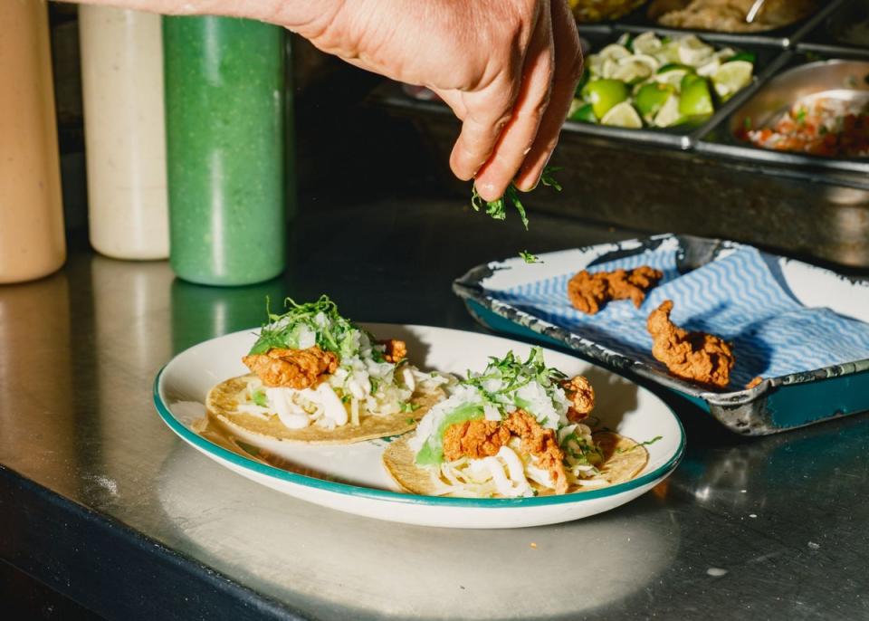 The finishing touch: Tostadas at El Pastor (Teo Della Torre)