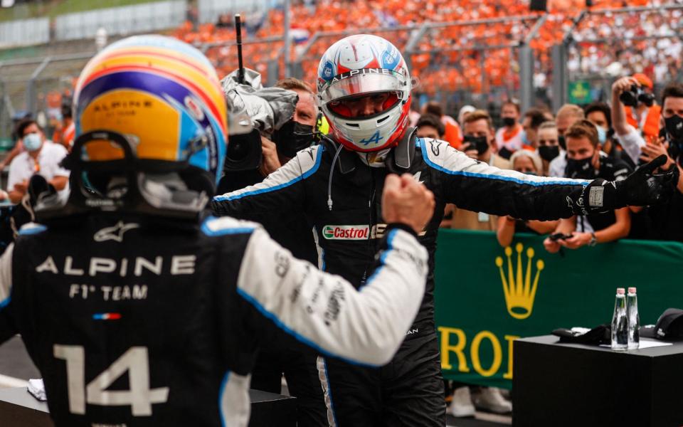 Alpine's French driver Esteban Ocon (R) celebrates with Alpine's Spanish driver Fernando Alonso after the Formula One Hungarian Grand Prix at the Hungaroring race track in Mogyorod near Budapest on August 1, 202 - AFP