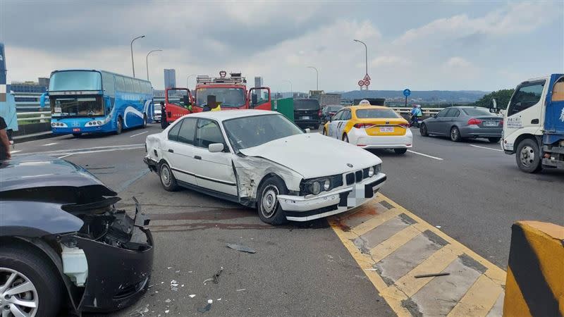 中山橋上的驚悚車禍，造成車頭開花的慘況。（圖／警方提供）