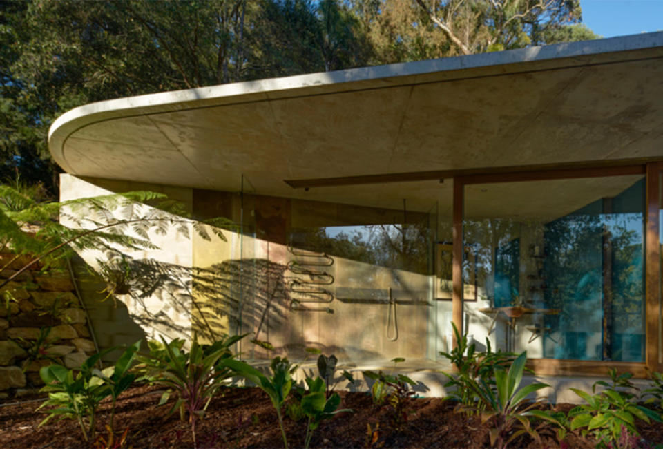 Cabbage Tree House, 2018 house of the year, achieves a timeless façade with exposed concrete, steel and brickwork, which convey “thermal mass” benefits