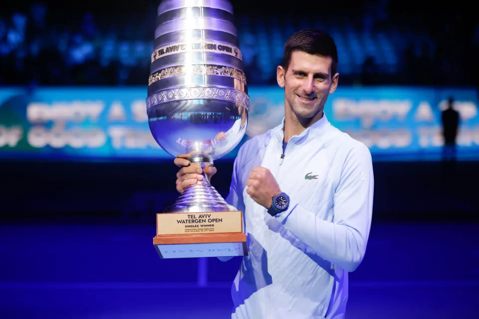 Novak Djokovic posando con el trofeo tras ganar el Abierto de Tel Aviv. (Foto de Nir Keidar/Agencia Anadolu vía Getty Images)