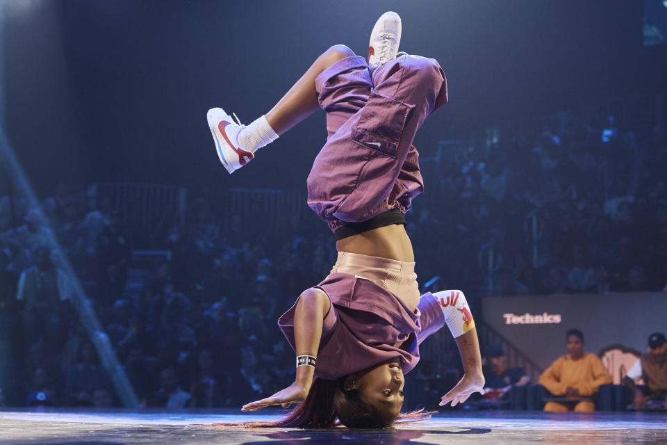 ARCHIVO - Logan Edra, también conocida como B-Girl Logistx, de Estados Unidos, compite en la final mundial B-girl Red Bull BC One en Hammerstein Ballroom el 12 de noviembre de 2022 en Nueva York. (Foto AP/Andres Kudacki, archivo)