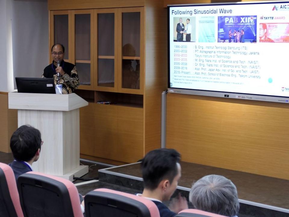 《圖說》印尼Telkom大學副教授Khoirul Anwar，分享最新研究結果。〈龍華科大提供〉