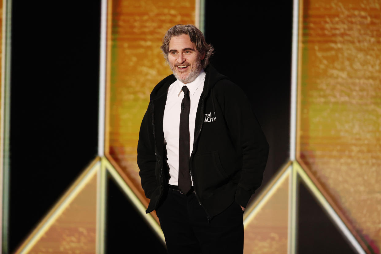 BEVERLY HILLS, CALIFORNIA: 78.° PREMIO ANUAL DEL GLOBO DE ORO -- En la foto: Joaquin Phoenix habla en el escenario en la 78.° entrega anual de los Premios Globo de Oro celebrada en The Beverly Hilton y transmitida el 28 de febrero de 2021 en Beverly Hills, California. -- (Foto de Christopher Polk/NBC/NBCU Photo Bank a través de Getty Images)