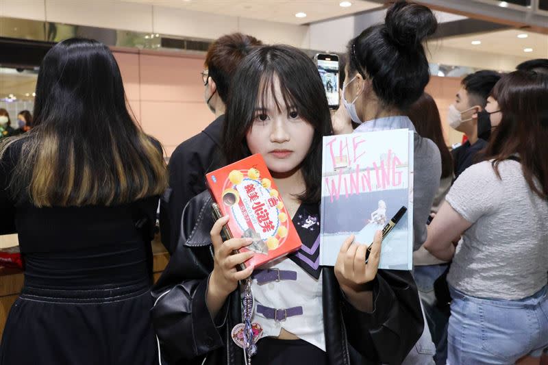 IU粉絲奎茵在入境接機區舉著手機發抖，看見IU在韓國搭機的新聞後，立刻從市區衝到機場。（圖／記者楊澍攝影）