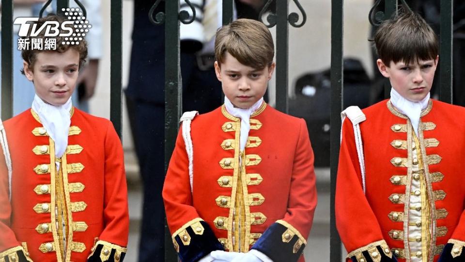 喬治小王子身穿紅色軍裝，萌帥模樣獲網狂讚。（圖／達志影像路透社）