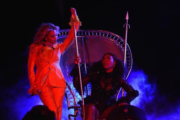 Casi iniciando el show que se extendió por más de dos horas, la artista dijo que era una noche especial y de la tarima salió un trono en el que estaba sentada su amiga Serena Williams.