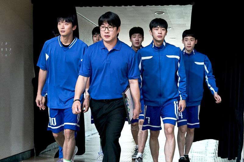 安宰弘（前）為演繹籃球隊教練角色，一週增胖10公斤。（車庫娛樂提供）