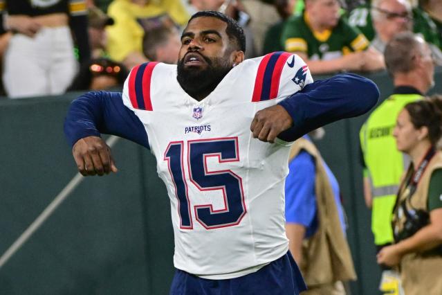 Ezekiel Elliott shows off chain with new Patriots number on it