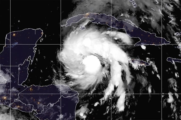 Esta imagen de satélite proporcionada por la Administración Nacional Oceánica y Atmosférica muestra el huracán Ian sobre el Caribe central el lunes 26 de septiembre de 2022.