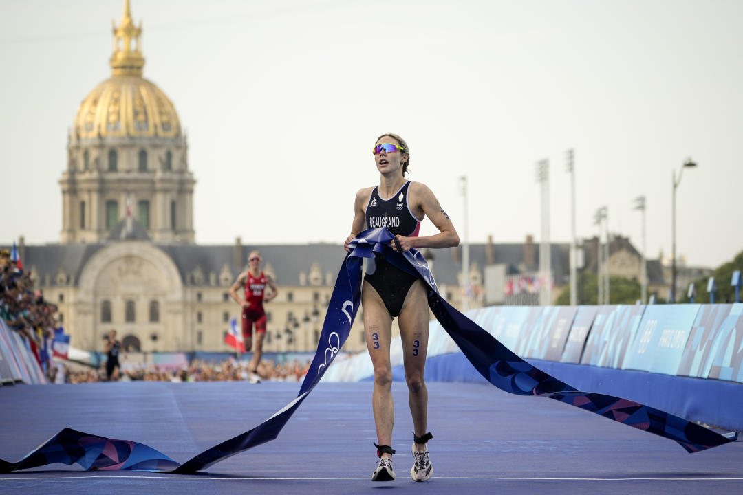 La francesa Cassandre Beaugrand celebra su triunfo en el triatlón femenino  (AP Photo/David Goldman)