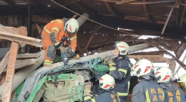 砂石車駕駛受困車內，消防人員出動機具搶救。（圖／東森新聞）