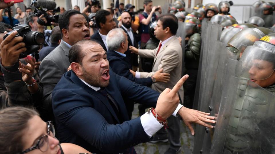 Opositores intentando entrar a la sede del Parlamento.