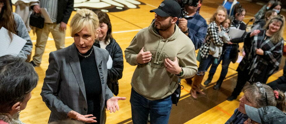 Erin Brockovich dans un lycée d'East Palestine, le 24 février, 21 jours après le déraillement d'un train transportant des produits chimiques toxiques.    - Credit:MICHAEL SWENSEN / GETTY IMAGES NORTH AMERICA / Getty Images via AFP