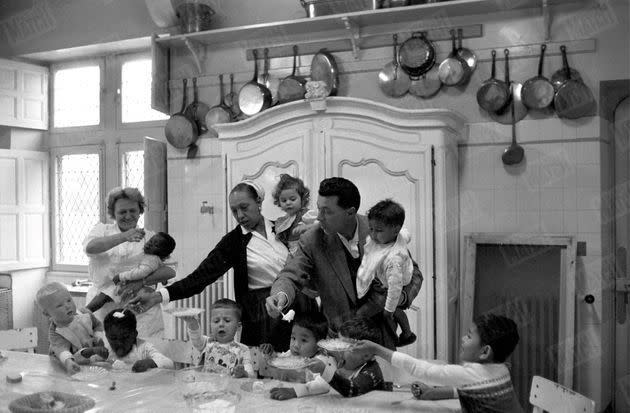 <p>Avec son mari Jo Bouillon et leur famille, dans son domaine des Milandes en Dordogne, en 1958.</p>