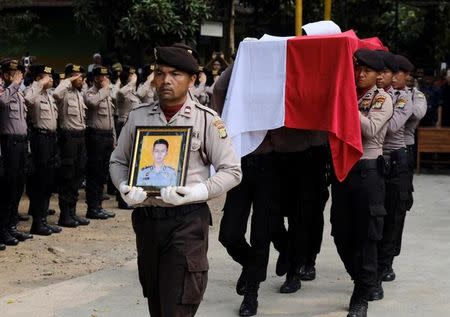 Indonesia policemen carry the coffin of their colleague Imam Gilang Adinata, a victim of a bomb blast at Kampung Melayu bus station in Jakarta, Indonesia, May 25, 2017. REUTERS/Beawiharta