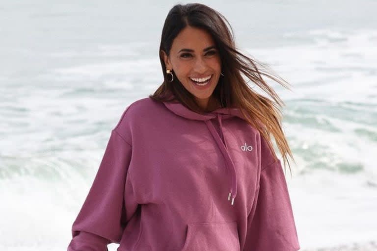 Anto Roccuzzo usó un look deportivo de invierno en la playa y llevó a su mejor acompañante