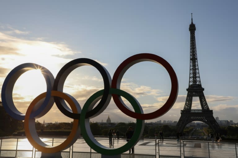 Les anneaux olympiques sur l'esplanade du Trocadéro en face de la tour Eiffel à Paris, le 14 septembre 2017 (LUDOVIC MARIN)