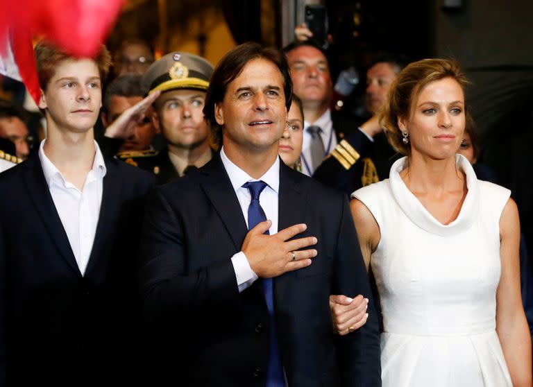 Luis Lacalle Pou, junto a Lorena Ponce de León y su hijo Luis, cuando juró como presidente, en marzo de 2020. REUTERS/Mariana Greif