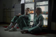 En esta imagen proporcionada por Netflix, Eddie Redmayne y Jessica Chastain en una escena de "The Good Nurse". (JoJo Whilden/Netflix via AP)