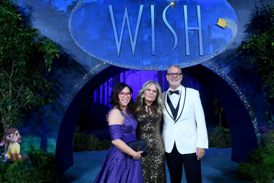 薇拉桑松（左起）、珍妮佛李、克里斯巴克於《星願》首映典禮。（迪士尼提供）
