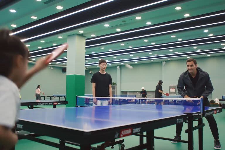 Roger Federer jugó un set de tenis de mesa con Guo Douer, campeona infantil de China a sus 7 años; un encuentro divertido, que ganó 