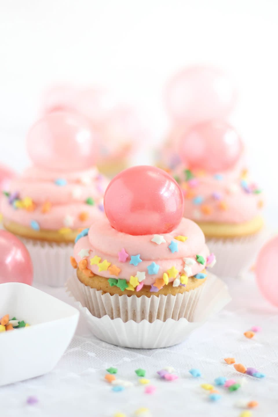 bubble gum frosting cupcakes