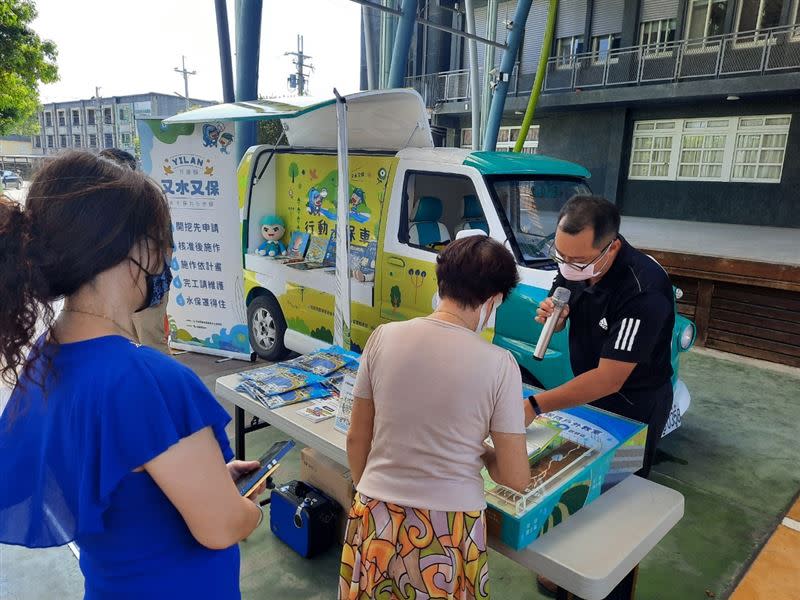 行動水保車深入鄉鎮，除了宣導法令，便民申請，也加深民眾對水土保持的認同。（圖／宜縣水利資源處提供）