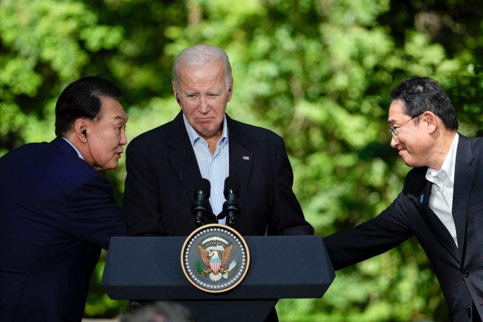 2023年8月18日，南韓總統尹錫悅（左起）、美國總統拜登、日本首相岸田文雄在馬里蘭州大衛營會面。美聯社