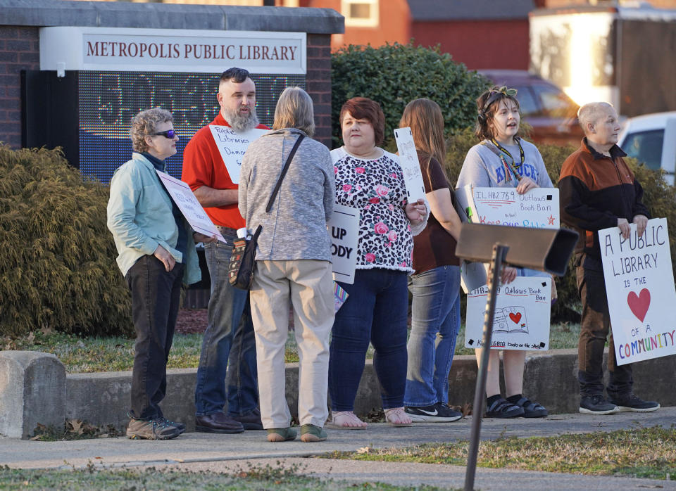 Protesters support the library board on Feb. 20. (Charity Blanton / WPSD)