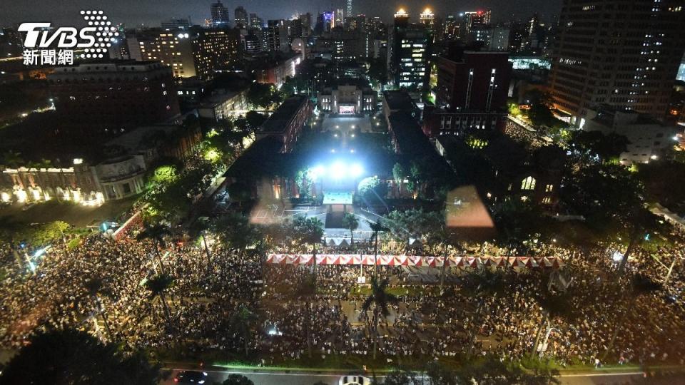 許多民眾下班直奔現場。（圖／胡瑞麒攝）