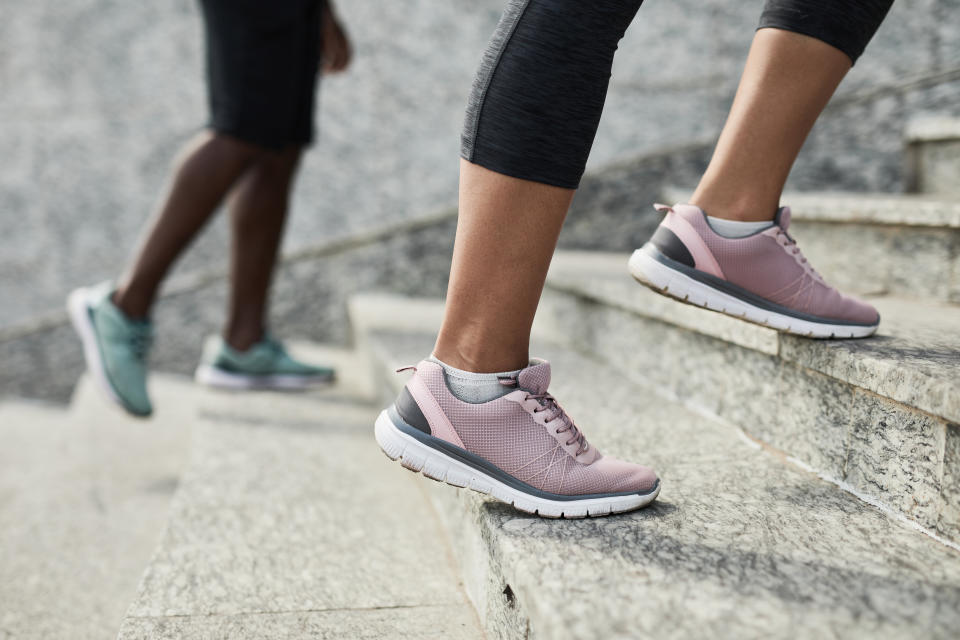 Caminar o estar de pie influyen positivamente en la salud, sobre todo para quienes suelen tener una vida sedentaria. (Getty Creative)