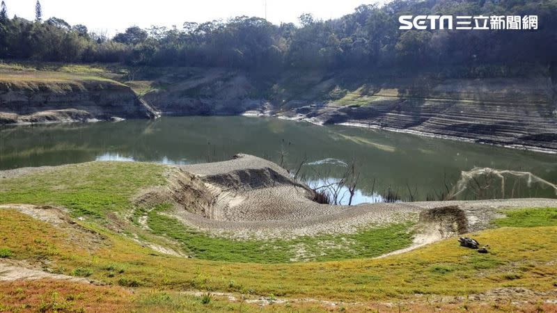 永和山水庫水位下降，水庫多處乾涸露出底部。（ 圖／林桔春授權提供）