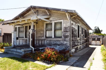 A home in need of lead abatement in Oakland