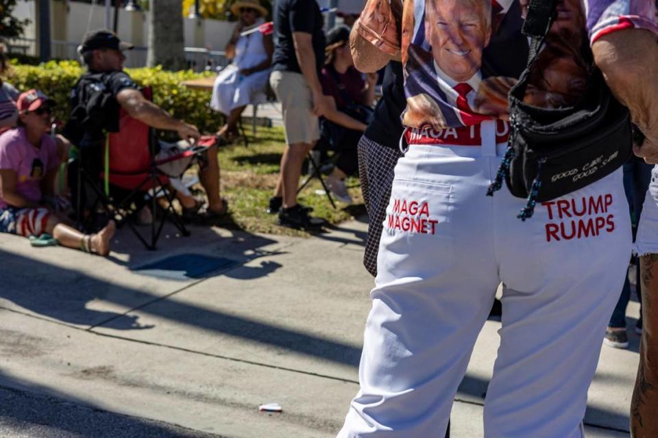 Una seguidora de Trump promociona su amor por el ex presidente en su trasero. La noche del debate del RNC en Miami, el ex presidente Donald Trump celebró un mitin en Hialeah. Jose A. Iglesias/jiglesias@elnuevoherald.com