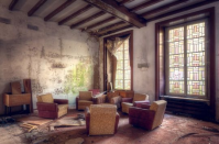 <p>Sillas dispuestas en círculo en este habitación en ruinas de un viejo asilo de Alemania (Roman Robroek / <i>Caters News</i>).</p>