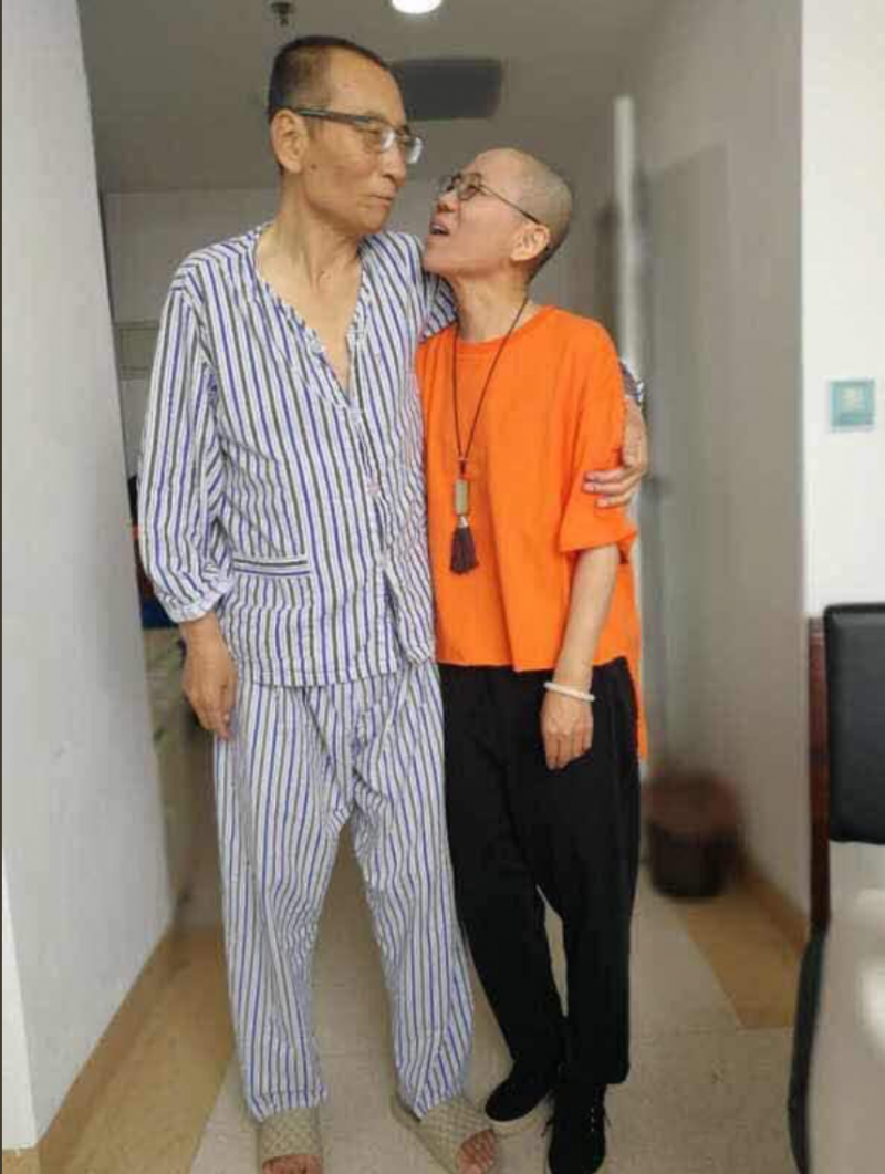 肝癌末期的劉曉波與妻子劉霞近照，劉曉波看來身形消瘦、氣色不佳。（胡佳推特）