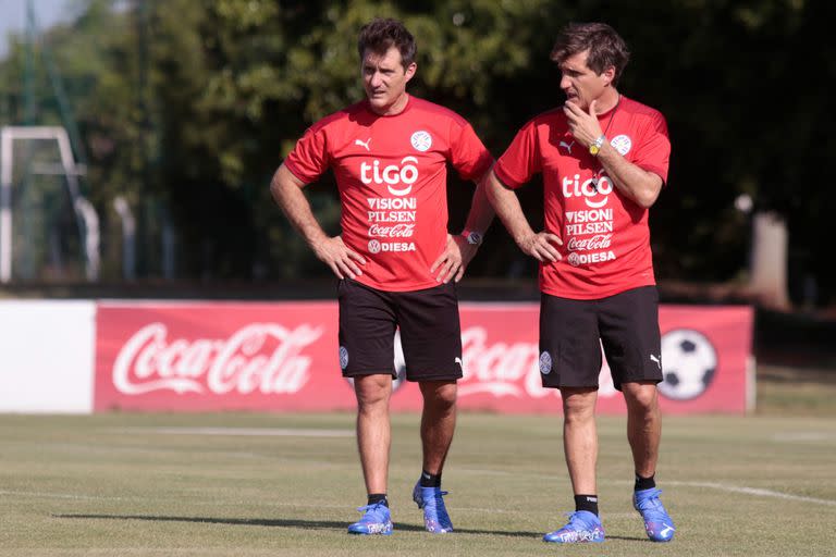 Guillermo y Gustavo Barros Schelotto en un entrenamiento del seleccionado de Paraguay; los Mellizos hicieron su primera convocatoria