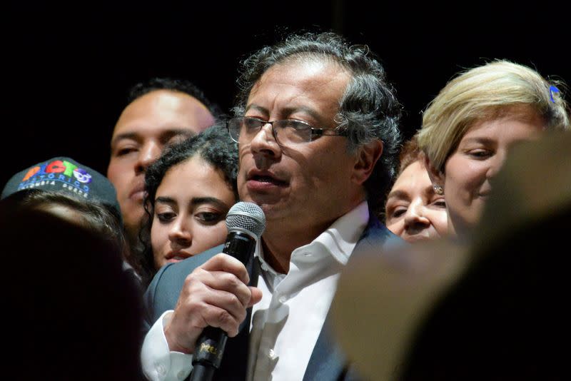 El presidente electo de Colonbia, Gustavo Petro, quien ganó el balotaje como candidato del izquierdista Pacto Histórico, habla frente a sus seguidores en el Movistar Arena de Bogotá