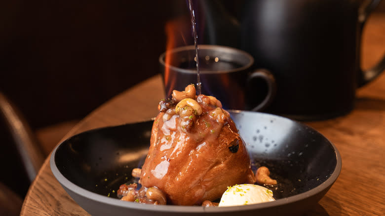 Baba au rhum flambé