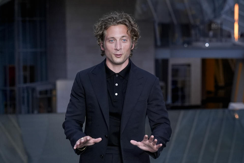 Jeremy Allen White a su llegada a la Fundación Louis Vuitton en vísperas de la ceremonia de apertura de los Juegos Olímpicos de París, en los Juegos Olímpicos de Verano de 2024, el jueves 25 de julio de 2024, en París, Francia. (Foto AP/Rebecca Blackwell)