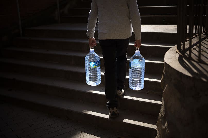 Joan s'enfonce presque chaque jour dans les bois à la recherche d'eau potable