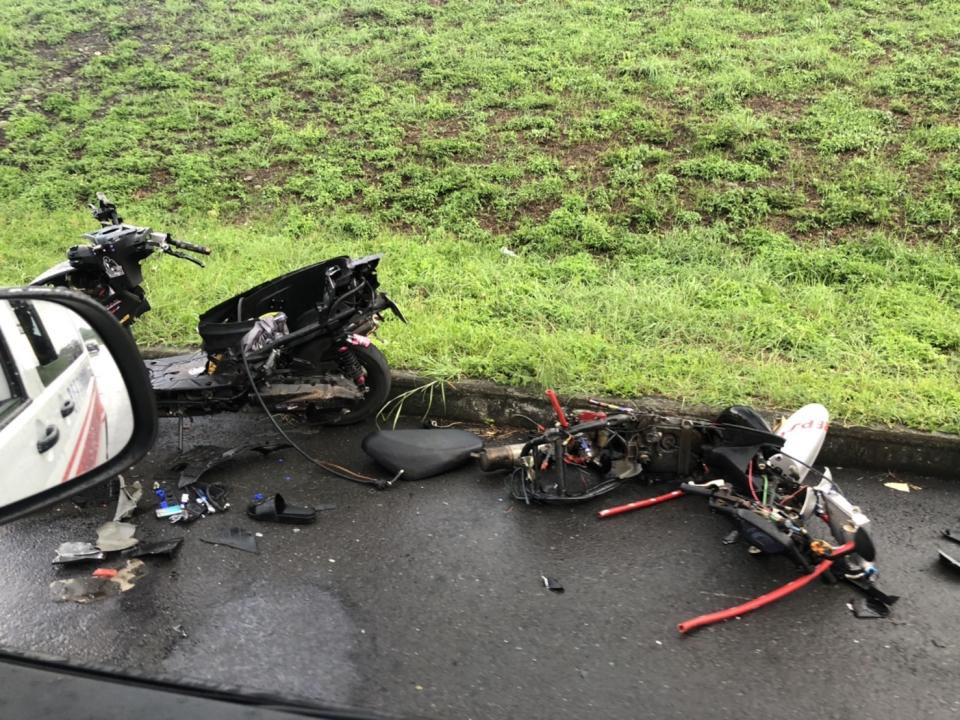 屏東高樹鄉廣福大橋附近河堤4日發生車禍，有多部機車撞擊，救護車趕抵將現場5名傷者送醫，仍造成2死3輕傷的意外，事件由警方調查中。（圖／消防局提供）