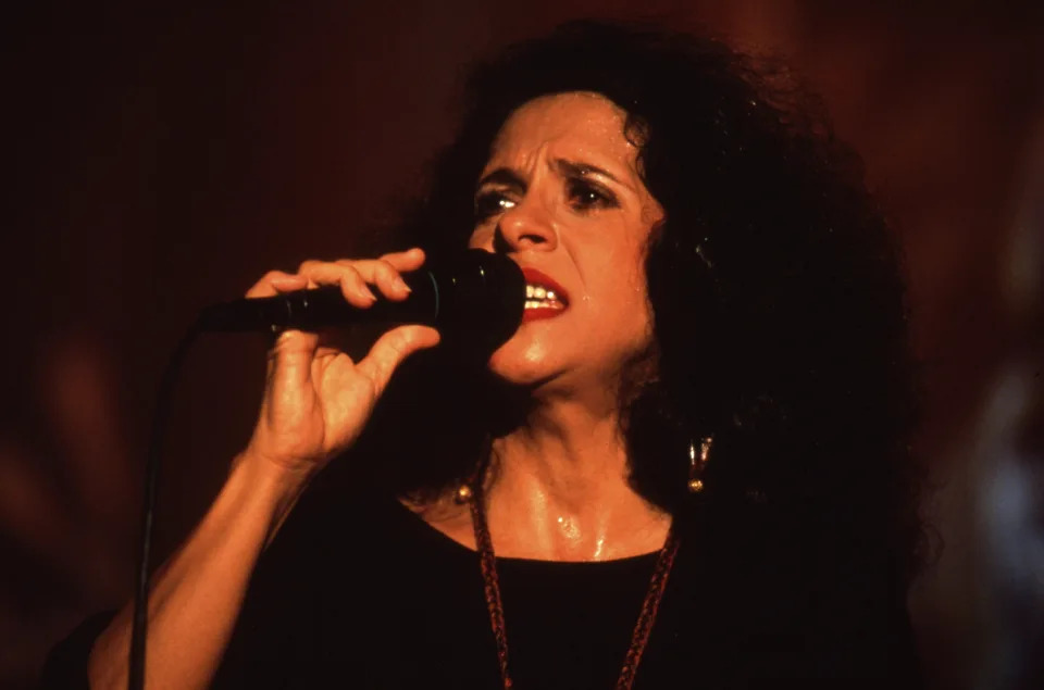 Gal Costa se apresentando na Suíça em 1996 (Foto de Lionel FLUSIN/Gamma-Rapho via Getty Images)