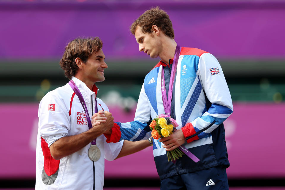 Una extraña maldición planea sobre algunas leyendas durante las Olimpíadas. Uno de estos deportistas extraordinarios que pasará a la historia olímpica sin una medalla de oro en su especialidad será Roger Federer, considerado por muchos como el mejor tenista de todos los tiempos. En Londres, después de haber derrotado en un match memorable al argentino Juan Martín del Potro, el suizo cayó en la final contra Andy Murray, el héroe local. Paradójicamente, Federer había alcanzado el cénit de su carrera cuatro semanas antes en la misma cancha de Wimbledon frente al británico, cuando elevó su séptimo Grand Slam en esa competición. Como consuelo le quedará una medalla de oro en dobles conseguida en Beijing 2008, una brizna dorada en su vitrina exultante de trofeos.